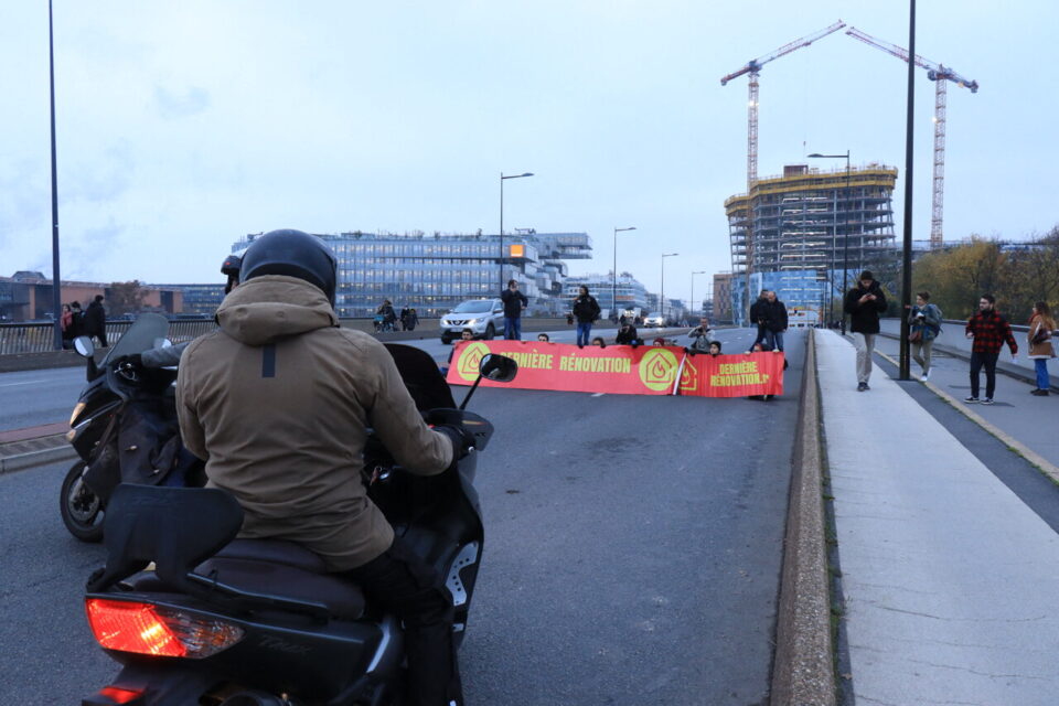 Les scooters profitent de la piste cyclable, le long de la route, pour ne pas rester bloqués.