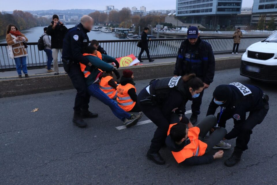 Après une vingtaine de minutes, les policiers délogent les militants de Dernière rénovation.